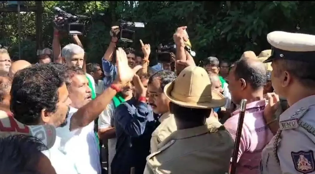 ತುಂಬೆ ವೆಂಟೆಡ್ ಡ್ಯಾಮ್ನಿಂದಾಗಿ ಕೃಷಿ ಭೂಮಿ ಮುಳುಗಡೆ: ರೈತರ ಮುತ್ತಿಗೆ, ಪರಿಹಾರಕ್ಕಾಗಿ ಆಗ್ರಹ ತುಂಬೆ ವೆಂಟೆಡ್ ಡ್ಯಾಮ್ನಿಂದಾಗಿ ಕೃಷಿ ಭೂಮಿ ಮುಳುಗಡೆ: ರೈತರ ಮುತ್ತಿಗೆ, ಪರಿಹಾರಕ್ಕಾಗಿ ಆಗ್ರಹ