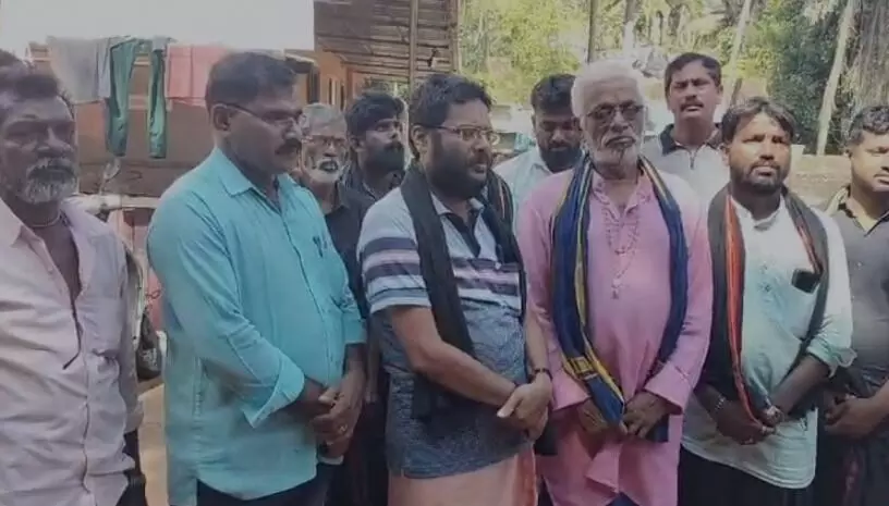 ಕಾರ್ಕಳ| ಗೋಶಾಲೆಯ ಗಂಜಲ ಸೋರಿಕೆಯಿಂದ ಕೆರೆ ಕಲುಷಿತ: ಕ್ರಮಕ್ಕೆ ಒತ್ತಾಯಿಸಿ ಅಯ್ಯಪ್ಪ ವೃತಧಾರಿಗಳಿಂದ ಮನವಿ ಕಾರ್ಕಳ| ಗೋಶಾಲೆಯ ಗಂಜಲ ಸೋರಿಕೆಯಿಂದ ಕೆರೆ ಕಲುಷಿತ: ಕ್ರಮಕ್ಕೆ ಒತ್ತಾಯಿಸಿ ಅಯ್ಯಪ್ಪ ವೃತಧಾರಿಗಳಿಂದ ಮನವಿ