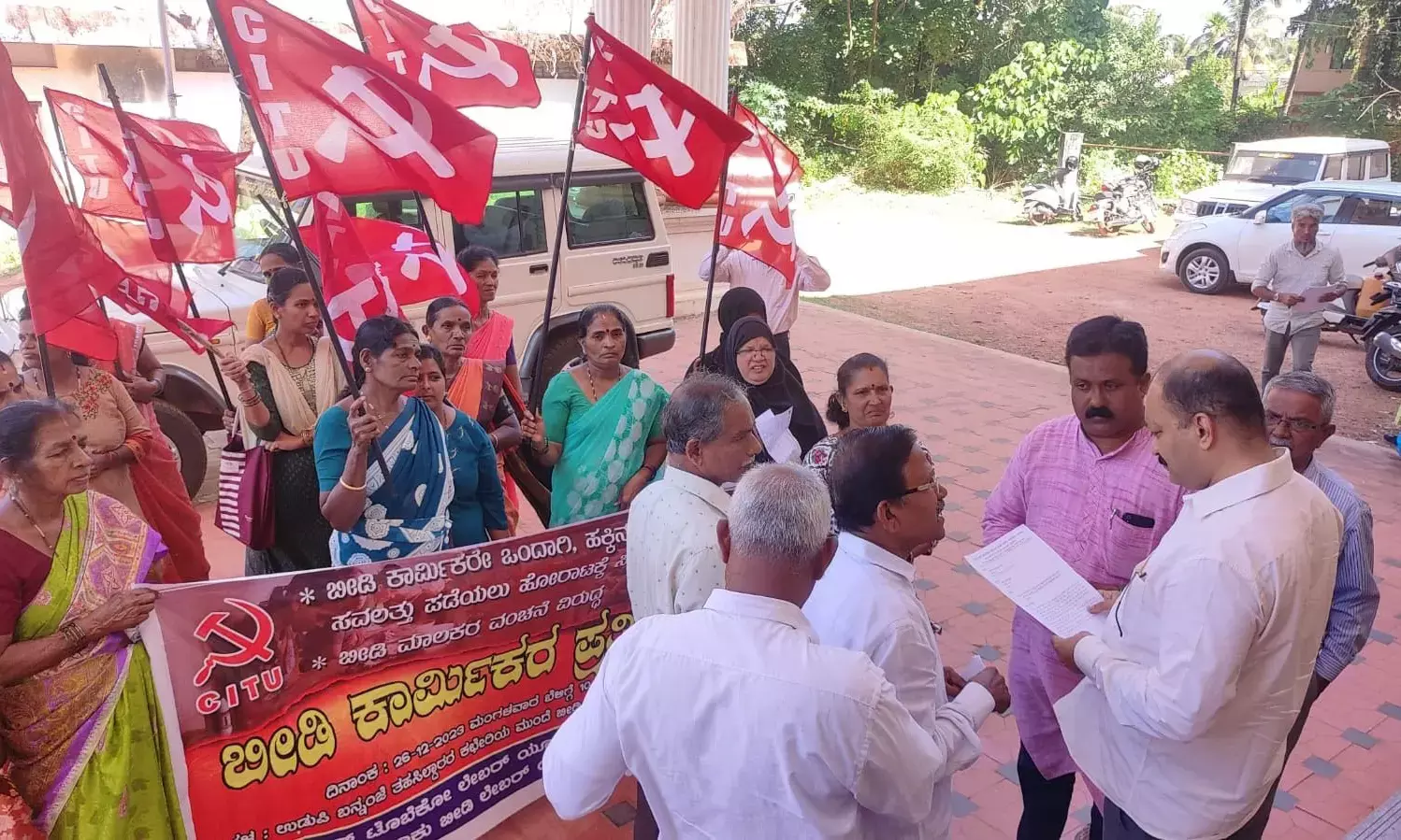 ಉಡುಪಿ: ಬೀಡಿ ಕಾರ್ಮಿಕರ ಬೇಡಿಕೆ ಈಡೇರಿಸುವಂತೆ ಆಗ್ರಹಿಸಿ ಧರಣಿ