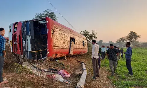 ಹಾವೇರಿ: ಶಾಲಾ ವಿದ್ಯಾರ್ಥಿಗಳು ಪ್ರವಾಸ ಹೊರಟಿದ್ದ ಕೆಎಸ್ಸಾರ್ಟಿಸಿ  ಬಸ್ ಪಲ್ಟಿ; ಚಾಲಕ ಸಹಿತ ನಾಲ್ವರು ಗಂಭೀರ