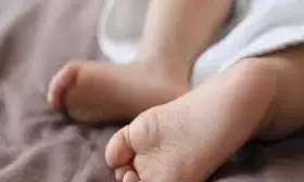 ಮೊಬೈಲ್‌ನಲ್ಲಿ ಮಾತಾಡುತ್ತಾ ಕಾರು ಹಿಂದಕ್ಕೆ ಚಲಾಯಿಸಿದ ಚಾಲಕ; ಹತ್ತಿರದಲ್ಲೇ ಆಟವಾಡುತ್ತಿದ್ದ ಮಗು ಬಲಿ