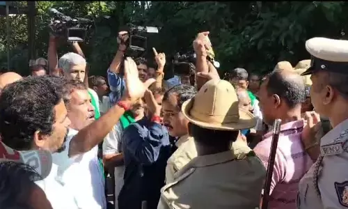 ತುಂಬೆ ವೆಂಟೆಡ್ ಡ್ಯಾಮ್‌ನಿಂದಾಗಿ ಕೃಷಿ ಭೂಮಿ ಮುಳುಗಡೆ: ರೈತರ ಮುತ್ತಿಗೆ, ಪರಿಹಾರಕ್ಕಾಗಿ ಆಗ್ರಹ