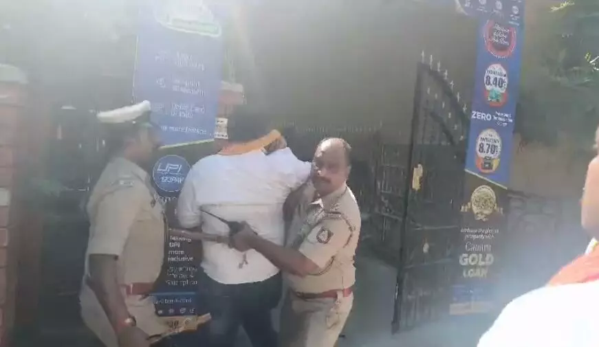 ಬೆಂಗಳೂರು: ನಾಮಫಲಕಗಳಲ್ಲಿ ಕನ್ನಡಕ್ಕೆ ಆಗ್ರಹಿಸಿ ಕರವೇ ವತಿಯಿಂದ ಪ್ರತಿಭಟನೆ ಬೆಂಗಳೂರು: ನಾಮಫಲಕಗಳಲ್ಲಿ ಕನ್ನಡಕ್ಕೆ ಆಗ್ರಹಿಸಿ ಕರವೇ ವತಿಯಿಂದ ಪ್ರತಿಭಟನೆ