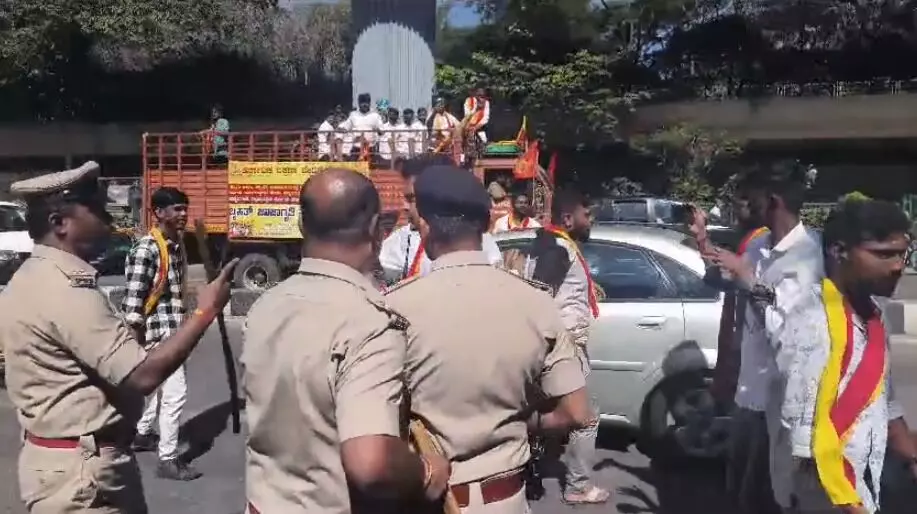 ಬೆಂಗಳೂರು: ನಾಮಫಲಕಗಳಲ್ಲಿ ಕನ್ನಡಕ್ಕೆ ಆಗ್ರಹಿಸಿ ಕರವೇ ವತಿಯಿಂದ ಪ್ರತಿಭಟನೆ ಬೆಂಗಳೂರು: ನಾಮಫಲಕಗಳಲ್ಲಿ ಕನ್ನಡಕ್ಕೆ ಆಗ್ರಹಿಸಿ ಕರವೇ ವತಿಯಿಂದ ಪ್ರತಿಭಟನೆ