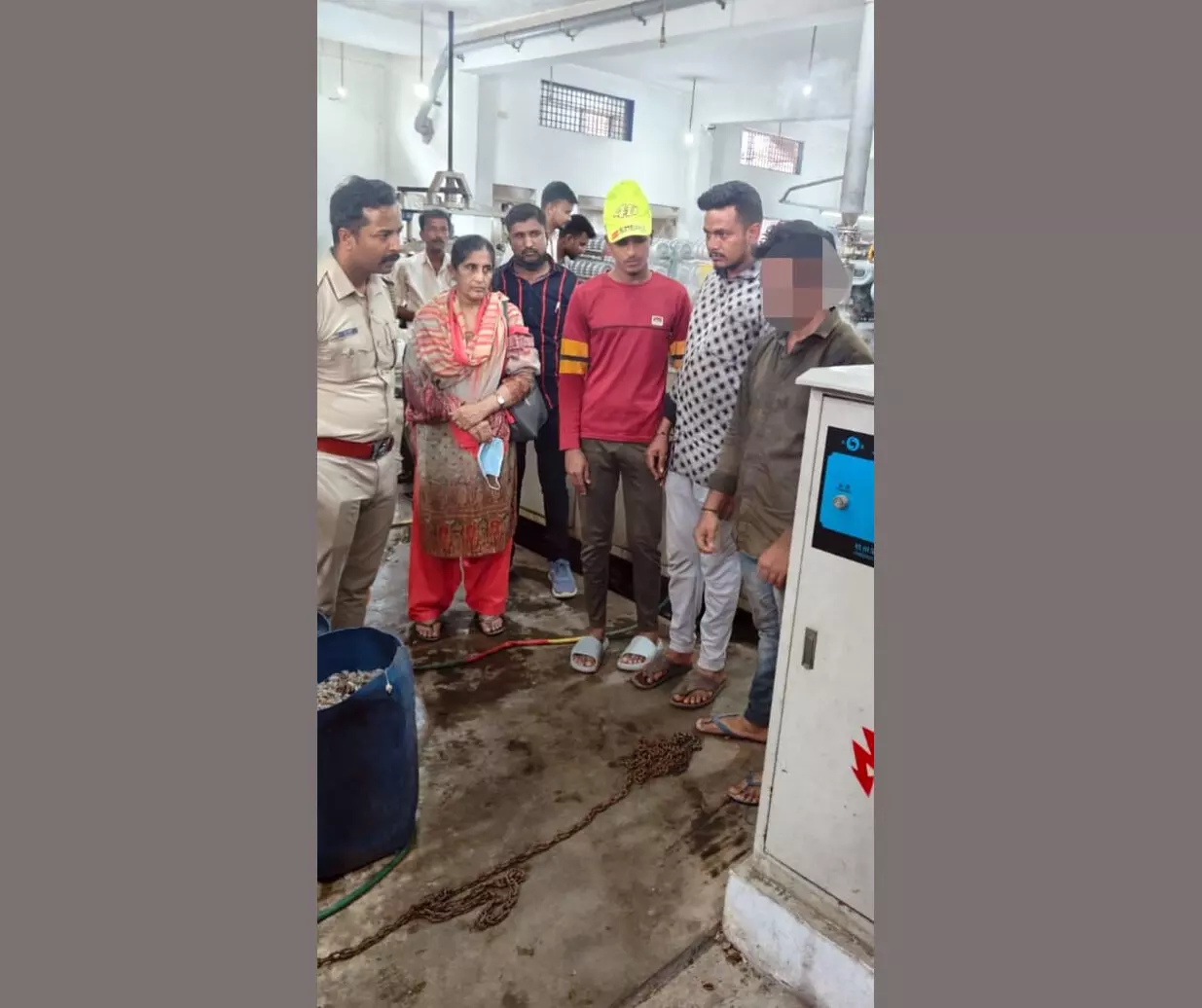 ರಾಮನಗರ: ಕಾರ್ಮಿಕನ ಕಾಲಿಗೆ ಸರಪಳಿ ಬಿಗಿದು ಕೆಲಸ ಮಾಡಿಸುತ್ತಿದ್ದ ಕಾರ್ಖಾನೆ ಮಾಲಕ