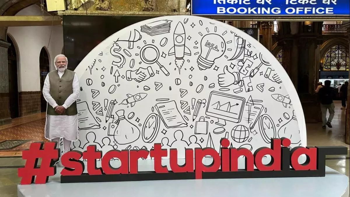 ರೈಲು ನಿಲ್ದಾಣಗಳಲ್ಲಿ ಪ್ರಧಾನಿ ಭಾವಚಿತ್ರವಿರುವ ಸೆಲ್ಫಿ ಕೇಂದ್ರ : 1.68 ಕೋ.ರೂ. ವೆಚ್ಚ ಮಾಡಲಿರುವ ಕೇಂದ್ರ ರೈಲ್ವೆ ರೈಲು ನಿಲ್ದಾಣಗಳಲ್ಲಿ ಪ್ರಧಾನಿ ಭಾವಚಿತ್ರವಿರುವ ಸೆಲ್ಫಿ ಕೇಂದ್ರ : 1.68 ಕೋ.ರೂ. ವೆಚ್ಚ ಮಾಡಲಿರುವ ಕೇಂದ್ರ ರೈಲ್ವೆ