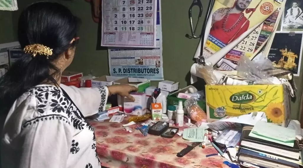 ಭಟ್ಕಳ: ವೈದ್ಯಕೀಯ ಪ್ರಮಾಣ ಪತ್ರ ಇಲ್ಲದೆ ಅಲೋಪಥಿ ಔಷಧ ನೀಡುತ್ತಿರುವ ಆರೋಪ; ಆರೋಗ್ಯಾಧಿಕಾರಿಗಳಿಂದ ದಾಳಿ ಭಟ್ಕಳ: ವೈದ್ಯಕೀಯ ಪ್ರಮಾಣ ಪತ್ರ ಇಲ್ಲದೆ ಅಲೋಪಥಿ ಔಷಧ ನೀಡುತ್ತಿರುವ ಆರೋಪ; ಆರೋಗ್ಯಾಧಿಕಾರಿಗಳಿಂದ ದಾಳಿ