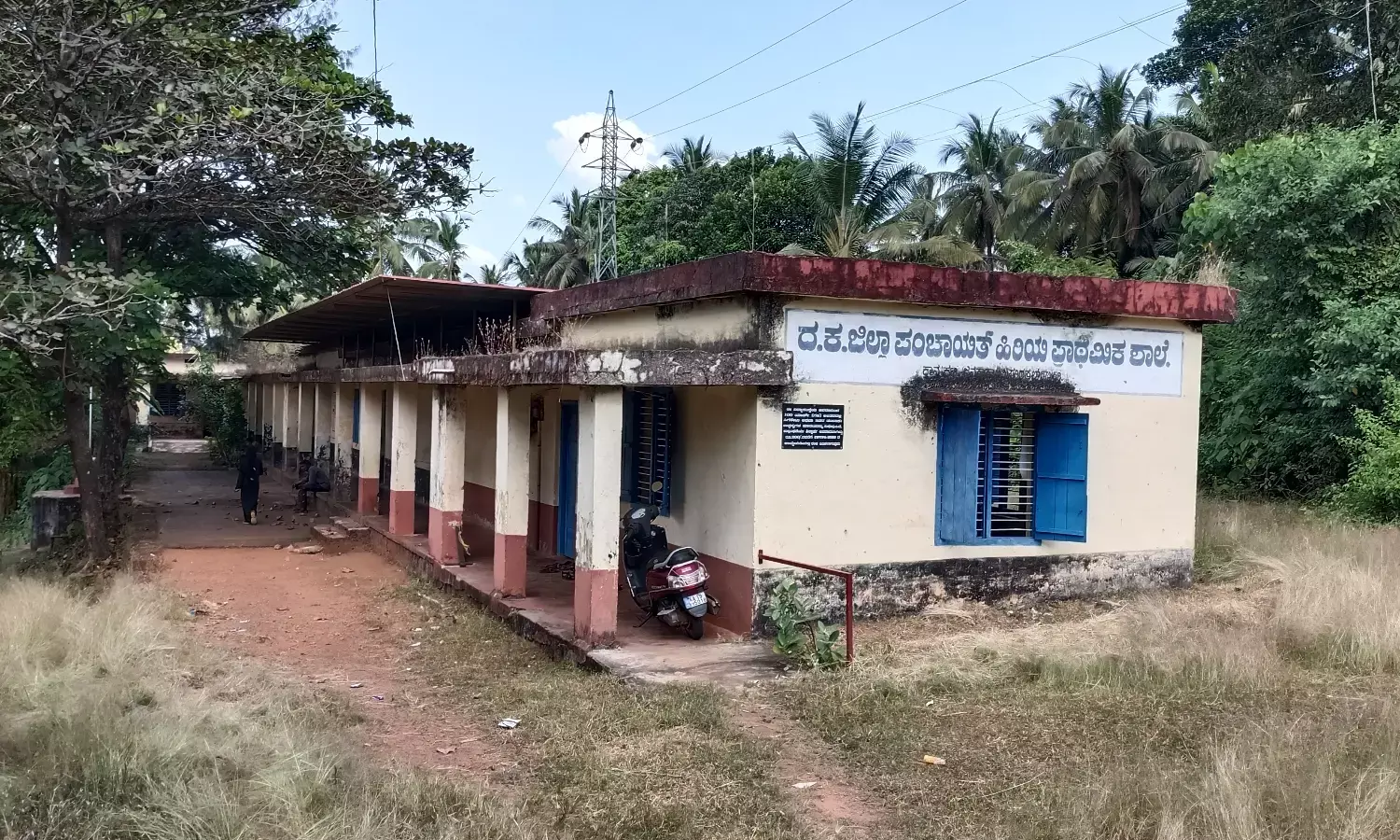 ಕಾನ ಕಟ್ಲ ಜನತಾ ಕಾಲನಿ ಶಾಲೆ ಉಳಿಸಿ ಹೋರಾಟಗಾರರ ವಿರುದ್ಧ ಖಾಸಗಿ ಪ್ರಕರಣ ದಾಖಲು