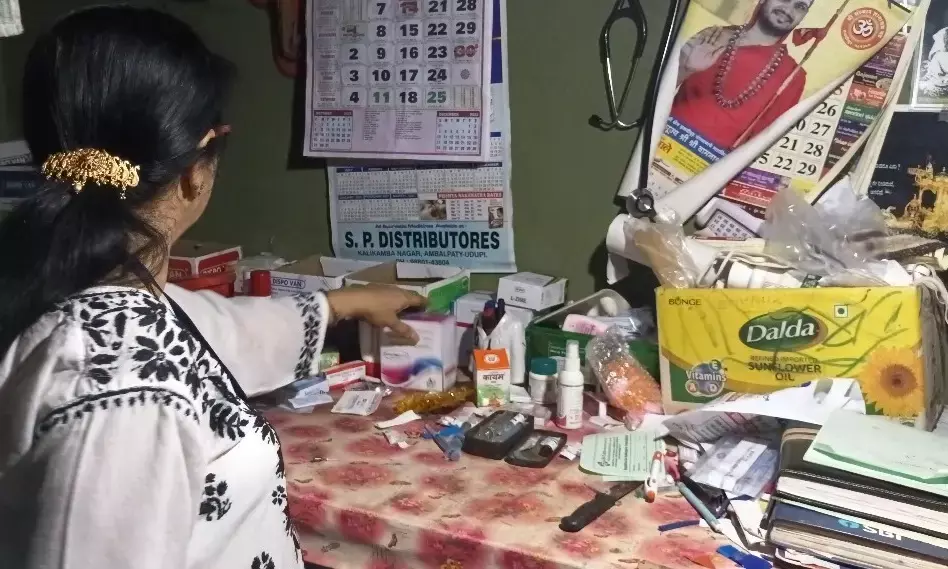 ಭಟ್ಕಳ: ವೈದ್ಯಕೀಯ ಪ್ರಮಾಣ ಪತ್ರ ಇಲ್ಲದೆ ಅಲೋಪಥಿ ಔಷಧ ನೀಡುತ್ತಿರುವ ಆರೋಪ; ಆರೋಗ್ಯಾಧಿಕಾರಿಗಳಿಂದ ದಾಳಿ