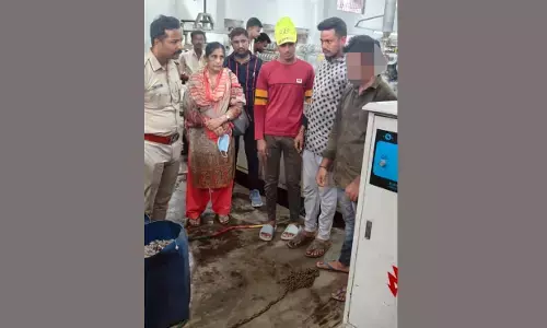 ರಾಮನಗರ: ಕಾರ್ಮಿಕನ ಕಾಲಿಗೆ ಸರಪಳಿ ಬಿಗಿದು ಕೆಲಸ ಮಾಡಿಸುತ್ತಿದ್ದ ಕಾರ್ಖಾನೆ ಮಾಲಕ