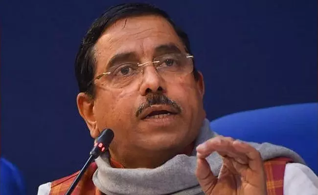 ಇದು ಇಂಗ್ಲೆಂಡ್ ಅಲ್ಲ: ಶೇ. 60ರಷ್ಟು ಕನ್ನಡ ಬಳಕೆ ನಿಯಮವನ್ನು ಸಮರ್ಥಿಸಿದ ಕೇಂದ್ರ ಸಚಿವ ಪ್ರಹ್ಲಾದ್ ಜೋಶಿ ಇದು ಇಂಗ್ಲೆಂಡ್ ಅಲ್ಲ: ಶೇ. 60ರಷ್ಟು ಕನ್ನಡ ಬಳಕೆ ನಿಯಮವನ್ನು ಸಮರ್ಥಿಸಿದ ಕೇಂದ್ರ ಸಚಿವ ಪ್ರಹ್ಲಾದ್ ಜೋಶಿ