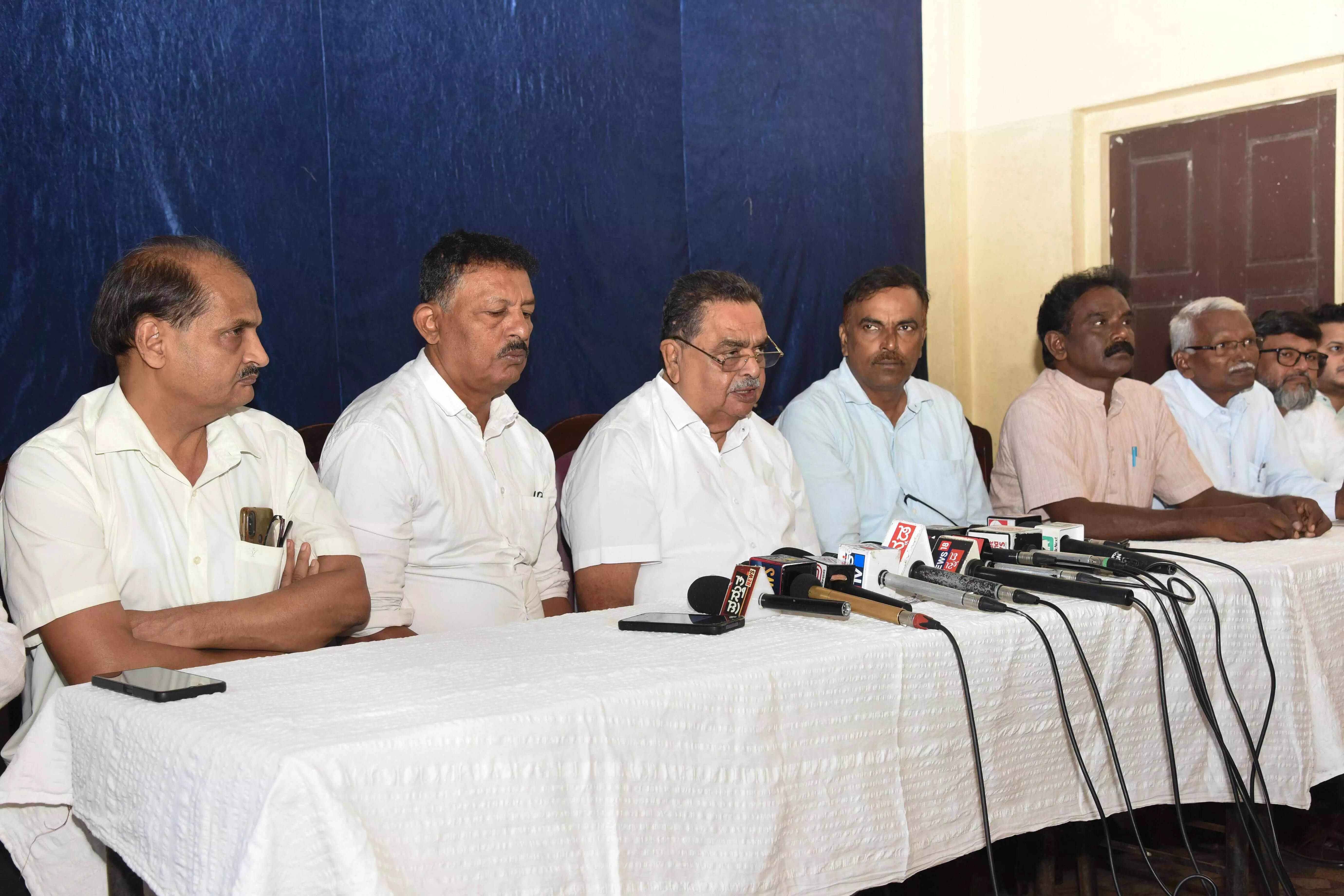 ಕಲ್ಲಡ್ಕ ಪ್ರಭಾಕರ ಭಟ್ ರ ಶೀಘ್ರ ಬಂಧನಕ್ಕೆ ದ.ಕ. ಜಿಲ್ಲಾ ಜಾತ್ಯತೀತ ಪಕ್ಷಗಳ ಸಂಘಟನೆಗಳ ಜಂಟಿ ವೇದಿಕೆ ಆಗ್ರಹ ಕಲ್ಲಡ್ಕ ಪ್ರಭಾಕರ ಭಟ್ ರ ಶೀಘ್ರ ಬಂಧನಕ್ಕೆ ದ.ಕ. ಜಿಲ್ಲಾ ಜಾತ್ಯತೀತ ಪಕ್ಷಗಳ ಸಂಘಟನೆಗಳ ಜಂಟಿ ವೇದಿಕೆ ಆಗ್ರಹ