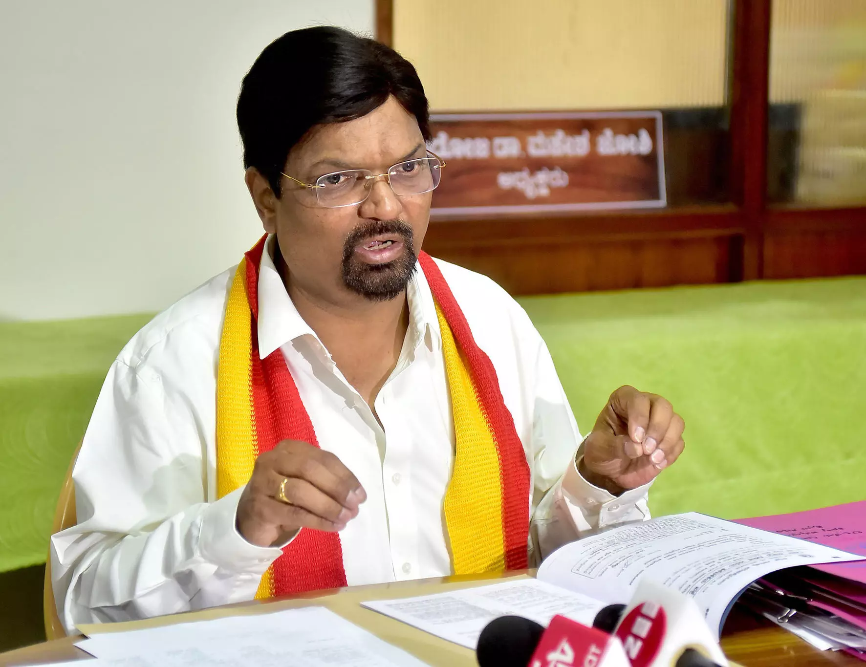 ಬೆಂಗಳೂರು: ಕರವೇ ನಾರಾಯಣ ಗೌಡರ ಬಂಧನಕ್ಕೆ ಕಸಾಪ ಖಂಡನೆ ಬೆಂಗಳೂರು: ಕರವೇ ನಾರಾಯಣ ಗೌಡರ ಬಂಧನಕ್ಕೆ ಕಸಾಪ ಖಂಡನೆ