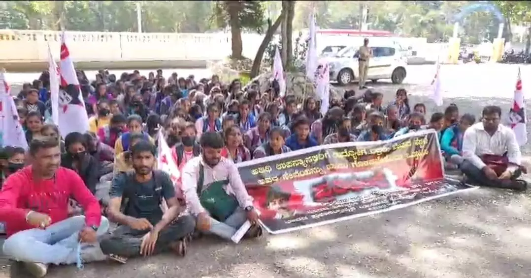 ಹಾಸನ: ಅತಿಥಿ ಉಪನ್ಯಾಸಕರ ಬೇಡಿಕೆ ಈಡೇರಿಕೆಗೆ ಆಗ್ರಹಿಸಿ  ಪ್ರತಿಭಟನೆ