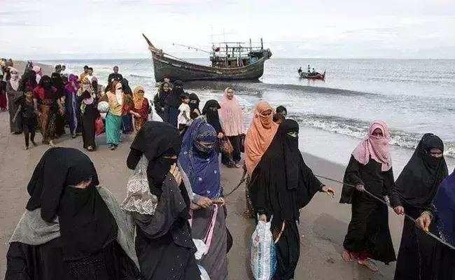 ರೊಹಿಂಗ್ಯಾ ನಿರಾಶ್ರಿತರ ದೋಣಿಯನ್ನು ತಡೆದ ಇಂಡೊನೇಶ್ಯಾ ನೌಕಾದಳ ರೊಹಿಂಗ್ಯಾ ನಿರಾಶ್ರಿತರ ದೋಣಿಯನ್ನು ತಡೆದ ಇಂಡೊನೇಶ್ಯಾ ನೌಕಾದಳ