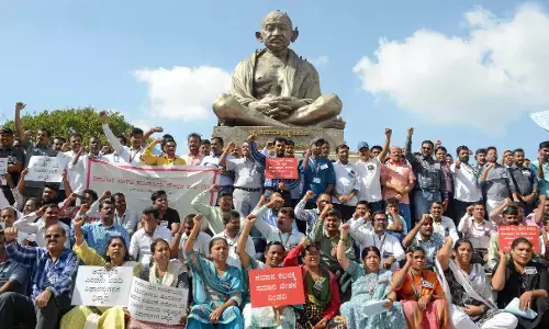 7ನೇ ವೇತನ ಆಯೋಗದ ಅವಧಿ ವಿಸ್ತರಣೆ ಖಂಡಿಸಿ ಸರಕಾರಿ ನೌಕರರ ಪ್ರತಿಭಟನೆ