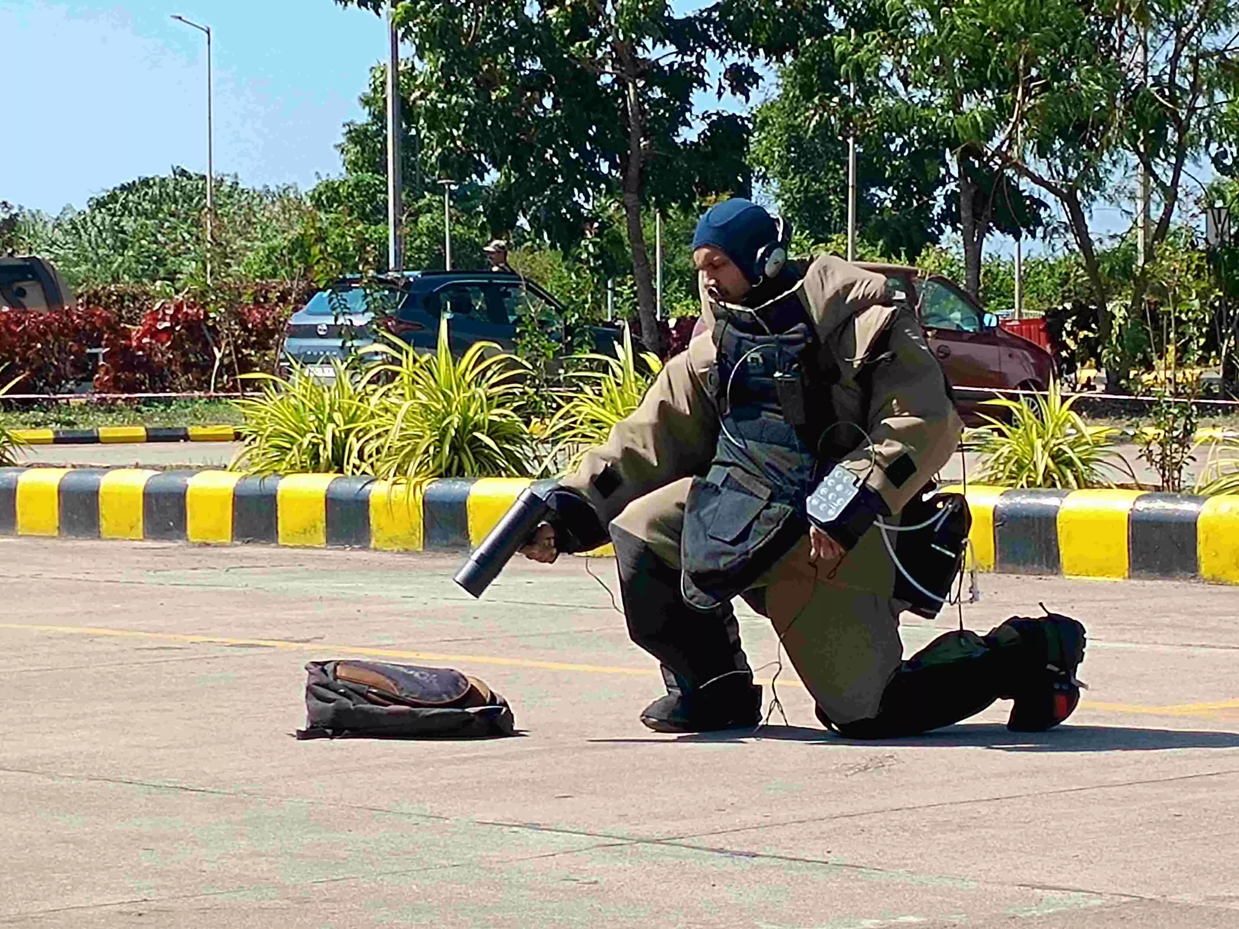 ಮಂಗಳೂರು: ವಿಮಾನ ನಿಲ್ದಾಣದಲ್ಲಿ ಬಾಂಬ್ ಬೆದರಿಕೆ ನಿಭಾಯಿಸುವ ಅಣುಕು ಕಾರ್ಯಾಚರಣೆ ಮಂಗಳೂರು: ವಿಮಾನ ನಿಲ್ದಾಣದಲ್ಲಿ ಬಾಂಬ್ ಬೆದರಿಕೆ ನಿಭಾಯಿಸುವ ಅಣುಕು ಕಾರ್ಯಾಚರಣೆ