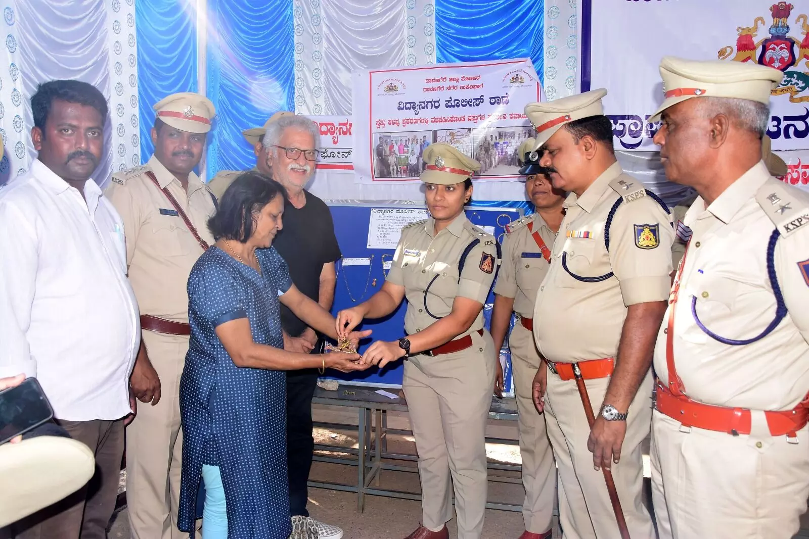 ದಾವಣಗೆರೆ| ಕಳ್ಳರಿಂದ ವಶಪಡಿಸಿಕೊಂಡ 5.18 ಕೋಟಿ ರೂ. ವೌಲ್ಯದ ಸ್ವತ್ತುಗಳನ್ನು ವಾರಸುದಾರರಿಗೆ ಹಿಂತಿರುಗಿಸಿದ ಪೊಲೀಸ್ ಇಲಾಖೆ ದಾವಣಗೆರೆ| ಕಳ್ಳರಿಂದ ವಶಪಡಿಸಿಕೊಂಡ 5.18 ಕೋಟಿ ರೂ. ವೌಲ್ಯದ ಸ್ವತ್ತುಗಳನ್ನು ವಾರಸುದಾರರಿಗೆ ಹಿಂತಿರುಗಿಸಿದ ಪೊಲೀಸ್ ಇಲಾಖೆ