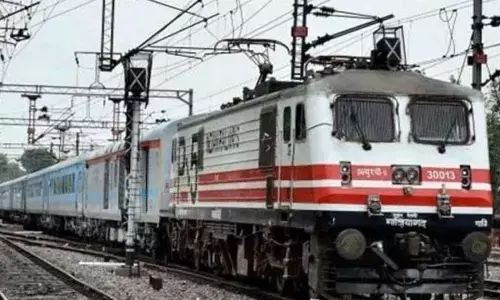 ಪರೀಕ್ಷಾರ್ಥ ಚಾಲನೆ ವೇಳೆ ಇಬ್ಬರು ವಿದ್ಯಾರ್ಥಿನಿಯರ ಮೇಲೆ ಹರಿದ ರೈಲು