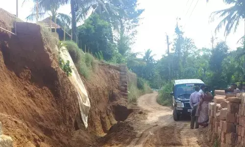 ವಿಟ್ಲ: ಗುಡ್ಡ ಜರಿದು  ಮಣ್ಣಿನಡಿ ಸಿಲುಕಿದ ಕಾರ್ಮಿಕರು