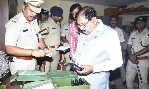 ತುಮಕೂರು: ಪೊಲೀಸ್ ಠಾಣೆಗೆ ದಿಢೀರ್ ಭೇಟಿ ನೀಡಿದ ಗೃಹ ಸಚಿವ ಸಚಿವ ಜಿ.ಪರಮೇಶ್ವರ್