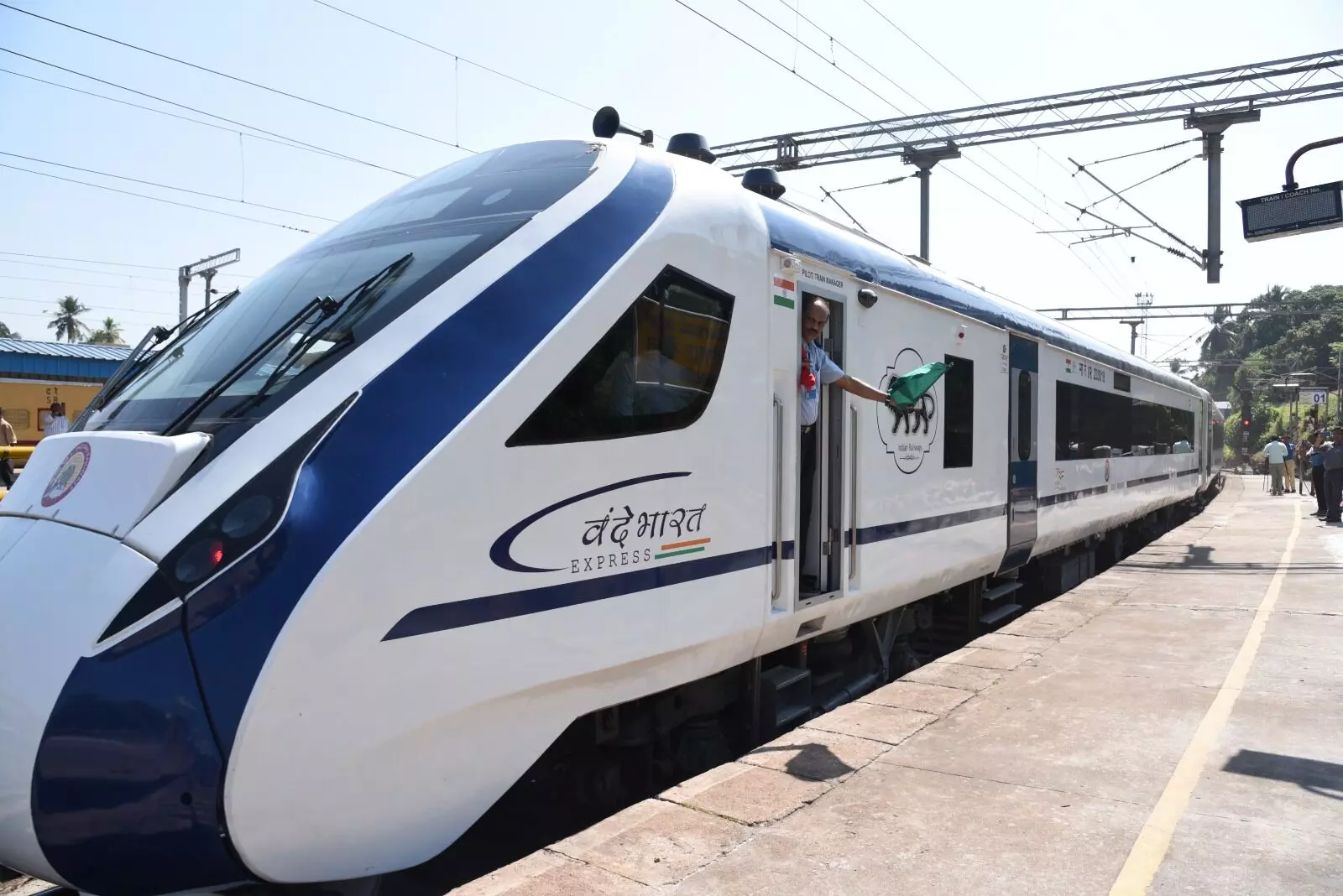 ಮಂಗಳೂರು: ವಂದೇ ಭಾರತ್ ಎಕ್ಸ್ ಪ್ರೆಸ್ ರೈಲಿಗೆ ಚಾಲನೆ ಮಂಗಳೂರು: ವಂದೇ ಭಾರತ್ ಎಕ್ಸ್ ಪ್ರೆಸ್ ರೈಲಿಗೆ ಚಾಲನೆ