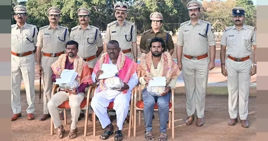 ಬೆಳಗಾವಿ ವಿವಸ್ತ್ರಗೊಳಿಸಿ ಹಲ್ಲೆ ಪ್ರಕರಣ: ಮಹಿಳೆಯ ರಕ್ಷಣೆಗೆ ಯತ್ನಿಸಿದ ಮೂವರಿಗೆ ಸನ್ಮಾನ