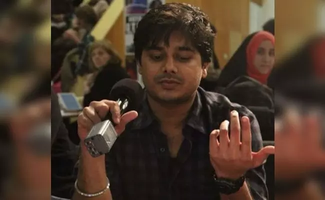 ಅದಾನಿ ಕುರಿತು ತನಿಖಾ ವರದಿ ನಡೆಸುತ್ತಿದ್ದಾಗಲೇ ಪತ್ರಕರ್ತ ಮಂಗ್ನಾಲೆಗೆ ಪೆಗಾಸಸ್ ದಾಳಿ! ಅದಾನಿ ಕುರಿತು ತನಿಖಾ ವರದಿ ನಡೆಸುತ್ತಿದ್ದಾಗಲೇ ಪತ್ರಕರ್ತ ಮಂಗ್ನಾಲೆಗೆ ಪೆಗಾಸಸ್ ದಾಳಿ!