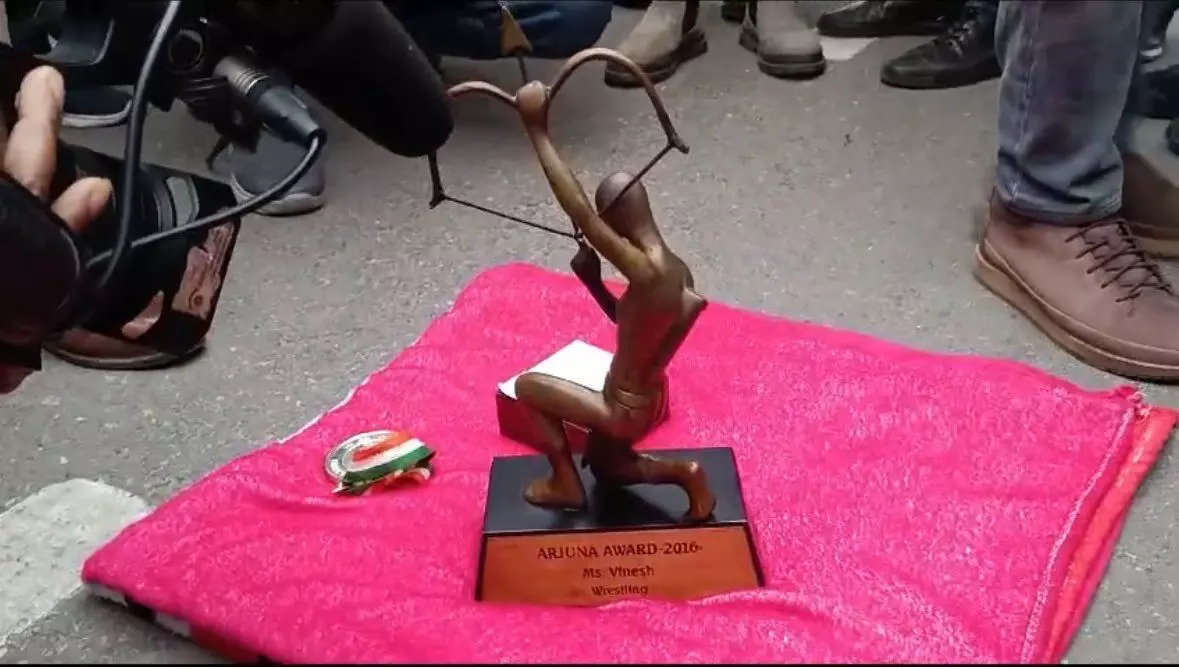 ಕರ್ತವ್ಯ ಪಥದ ಪಾದಚಾರಿ ಮಾರ್ಗದಲ್ಲಿ ಅರ್ಜುನ, ಖೇಲ್ ರತ್ನ ಪ್ರಶಸ್ತಿಗಳನ್ನು ತೊರೆದ ವಿನೇಶ್ ಫೋಗಟ್ ಕರ್ತವ್ಯ ಪಥದ ಪಾದಚಾರಿ ಮಾರ್ಗದಲ್ಲಿ ಅರ್ಜುನ, ಖೇಲ್ ರತ್ನ ಪ್ರಶಸ್ತಿಗಳನ್ನು ತೊರೆದ ವಿನೇಶ್ ಫೋಗಟ್