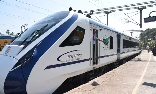 ಮಂಗಳೂರು:  ವಂದೇ ಭಾರತ್ ಎಕ್ಸ್ ‌ಪ್ರೆಸ್ ರೈಲಿಗೆ ಚಾಲನೆ