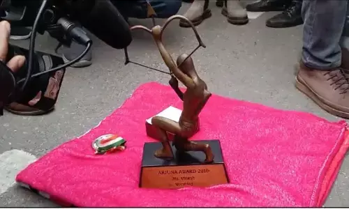 ಕರ್ತವ್ಯ ಪಥದ ಪಾದಚಾರಿ ಮಾರ್ಗದಲ್ಲಿ ಅರ್ಜುನ, ಖೇಲ್ ರತ್ನ ಪ್ರಶಸ್ತಿಗಳನ್ನು ತೊರೆದ‌ ವಿನೇಶ್ ಫೋಗಟ್