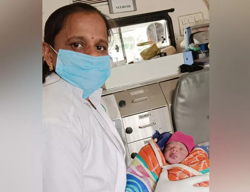ಚಿಕ್ಕಮಗಳೂರು: ಆಂಬುಲೆನ್ಸ್ ನಲ್ಲೇ ಗಂಡು ಮಗುವಿಗೆ ಜನ್ಮ ನೀಡಿದ ಮಹಿಳೆ