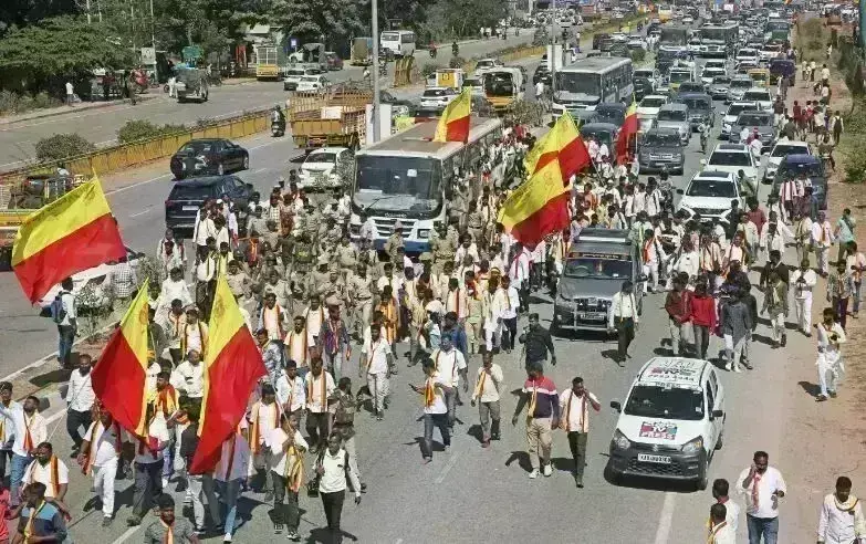 ಬೆಂಗಳೂರು: ನಾಲ್ವರು ಕರವೇ ಕಾರ್ಯಕರ್ತರ ಬಿಡುಗಡೆ ಬೆಂಗಳೂರು: ನಾಲ್ವರು ಕರವೇ ಕಾರ್ಯಕರ್ತರ ಬಿಡುಗಡೆ