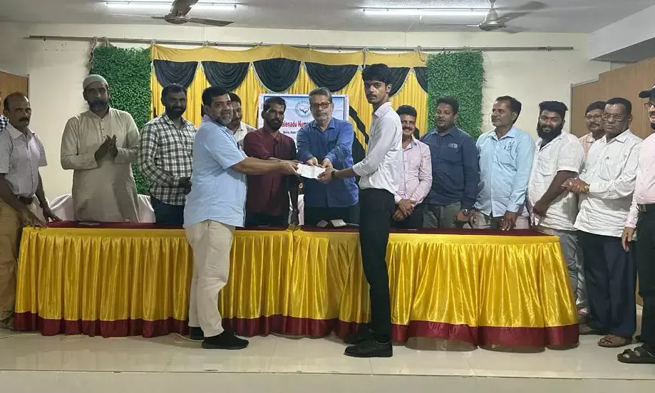 ಬಡ ಪ್ರತಿಭಾವಂತ ವಿದ್ಯಾರ್ಥಿಗೆ ಸಹಾಯಧನ ಹಸ್ತಾಂತರ