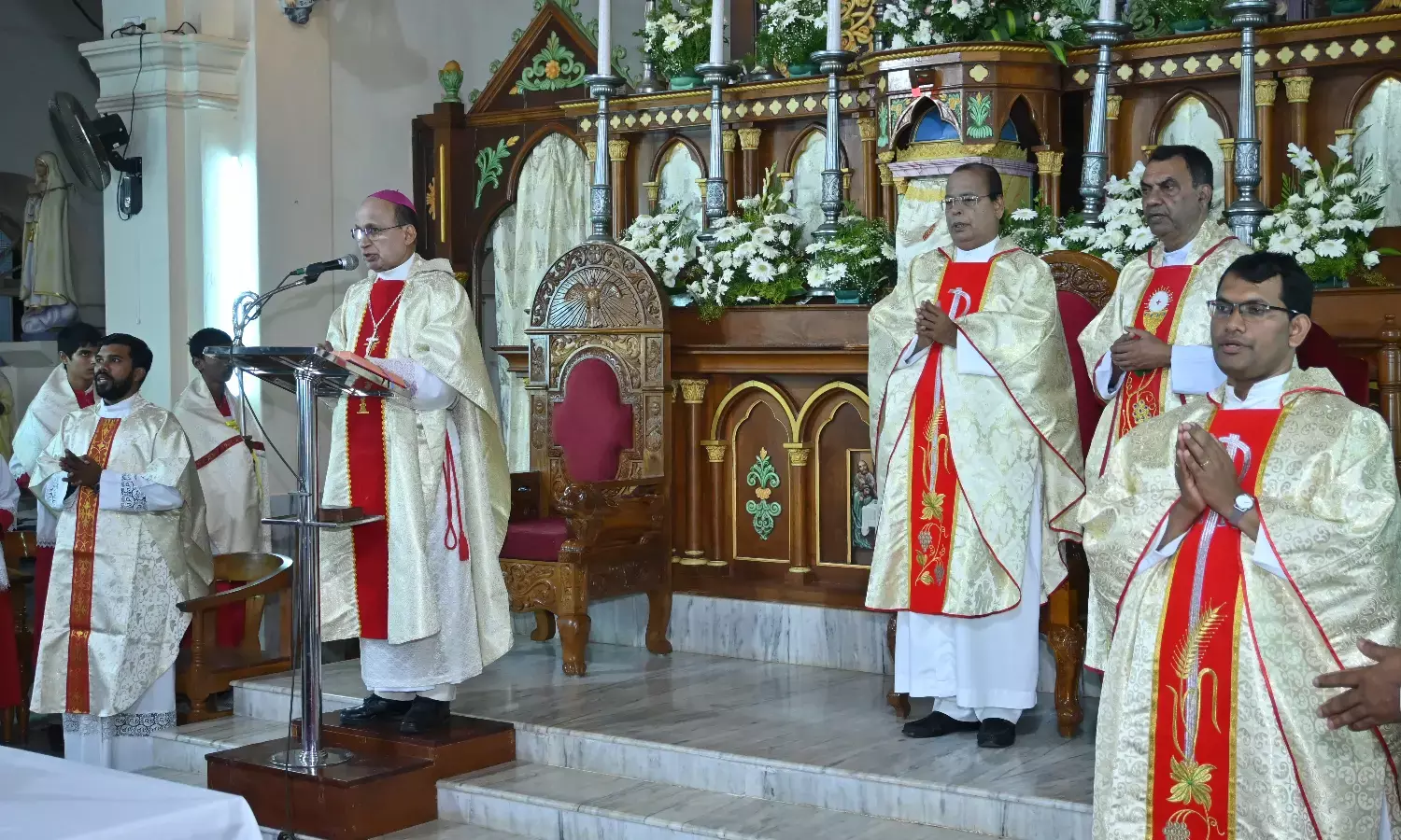 ಉಡುಪಿ: ಚರ್ಚುಗಳಲ್ಲಿ ಪೂಜೆ ಸಹಿತ ಹೊಸ ವರ್ಷಕ್ಕೆ ಸ್ವಾಗತ ಕೋರಿದ ಕ್ರೈಸ್ತರು