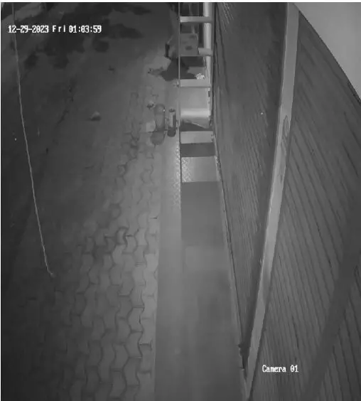 ಕುಂದಾಪುರ: ಮುಸುಕುಧಾರಿಗಳಿಂದ ಆಭರಣ ಮಳಿಗೆಗೆ ನುಗ್ಗಲು ವಿಫಲ ಯತ್ನ ಕುಂದಾಪುರ: ಮುಸುಕುಧಾರಿಗಳಿಂದ ಆಭರಣ ಮಳಿಗೆಗೆ ನುಗ್ಗಲು ವಿಫಲ ಯತ್ನ