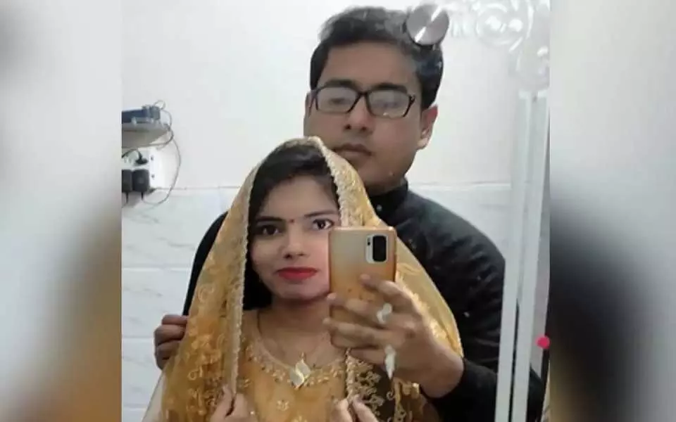 ಹೆಂಡತಿಯನ್ನು ಕೊಂದು, ಮಗನನ್ನು ಕೂಡಿ ಹಾಕಿ ಆತ್ಮಹತ್ಯೆ ಮಾಡಿಕೊಂಡ ವ್ಯಕ್ತಿ ಹೆಂಡತಿಯನ್ನು ಕೊಂದು, ಮಗನನ್ನು ಕೂಡಿ ಹಾಕಿ ಆತ್ಮಹತ್ಯೆ ಮಾಡಿಕೊಂಡ ವ್ಯಕ್ತಿ