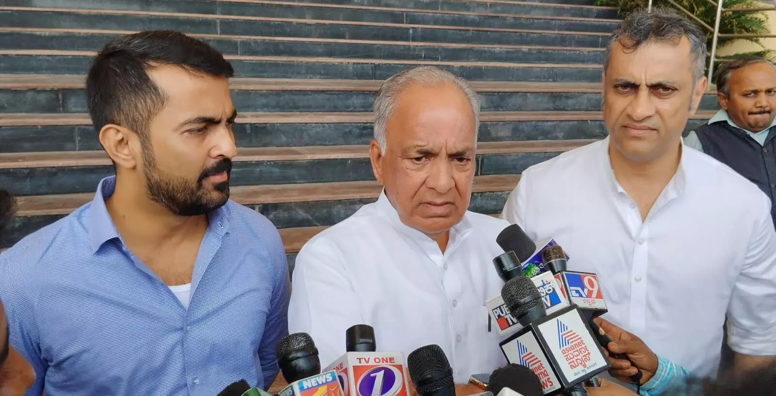 ಮೋದಿ, ಶಾ ಎದುರು ನಿಲ್ಲಲಾಗದವರು ಜನರ ಹಾದಿ ತಪ್ಪಿಸುವ ಪ್ರಯತ್ನ ಮಾಡುತ್ತಿದ್ದಾರೆ : ಸಚಿವ ಬೋಸರಾಜು ಮೋದಿ, ಶಾ ಎದುರು ನಿಲ್ಲಲಾಗದವರು ಜನರ ಹಾದಿ ತಪ್ಪಿಸುವ ಪ್ರಯತ್ನ ಮಾಡುತ್ತಿದ್ದಾರೆ : ಸಚಿವ ಬೋಸರಾಜು