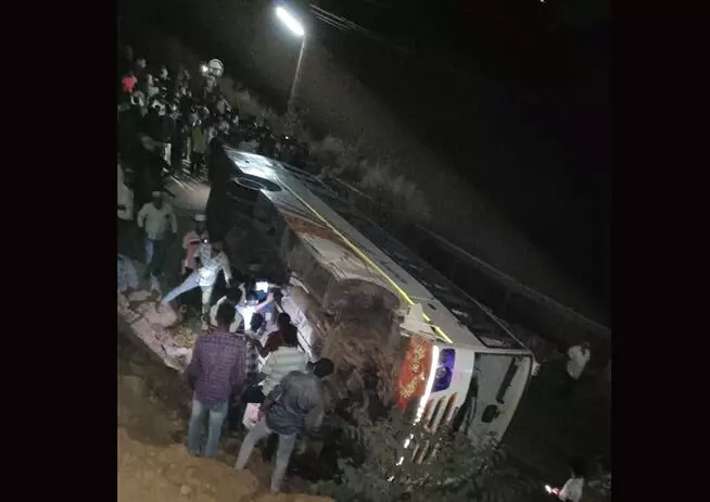 ಕೈಕಂಬ: ಪೊಳಲಿ ದ್ವಾರದ ಬಳಿ ಖಾಸಗಿ ಬಸ್ ಪಲ್ಟಿ; ಹಲವು ಪ್ರಯಾಣಿಕರಿಗೆ ಗಾಯ ಕೈಕಂಬ: ಪೊಳಲಿ ದ್ವಾರದ ಬಳಿ ಖಾಸಗಿ ಬಸ್ ಪಲ್ಟಿ; ಹಲವು ಪ್ರಯಾಣಿಕರಿಗೆ ಗಾಯ