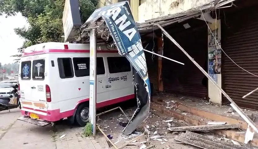 ಮಣಿಪಾಲ: ಜನೌಷಧಿ ಕೇಂದ್ರಕ್ಕೆ ನುಗ್ಗಿದ ಆ್ಯಂಬುಲೆನ್ಸ್ ಮಣಿಪಾಲ: ಜನೌಷಧಿ ಕೇಂದ್ರಕ್ಕೆ ನುಗ್ಗಿದ ಆ್ಯಂಬುಲೆನ್ಸ್