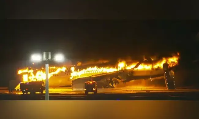 ಟೋಕಿಯೋ ವಿಮಾನ ನಿಲ್ದಾಣದ ರನ್-ವೇ ನಲ್ಲಿ 400 ಪ್ರಯಾಣಿಕರಿದ್ದ ವಿಮಾನಕ್ಕೆ ಬೆಂಕಿ