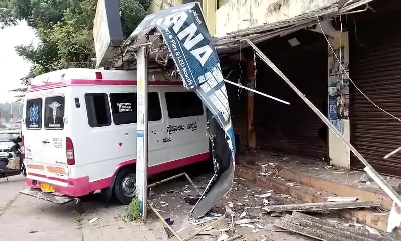 ಮಣಿಪಾಲ: ಜನೌಷಧಿ ಕೇಂದ್ರಕ್ಕೆ ನುಗ್ಗಿದ ಆ್ಯಂಬುಲೆನ್ಸ್