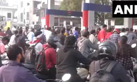 ಹೊಸ ಕಾನೂನು ವಿರೋಧಿಸಿ ಟ್ರಕ್‌ ಚಾಲಕರ ಪ್ರತಿಭಟನೆ: ಇಂಧನ ಖರೀದಿಸಲು ಪೆಟ್ರೋಲ್‌ ಪಂಪ್‌ಗಳೆದುರು ವಾಹನಗಳ ಸರತಿ ಸಾಲು