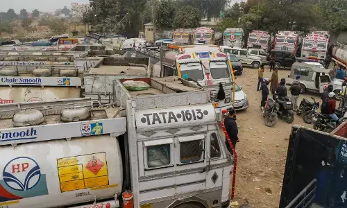 ಎರಡನೆ ದಿನಕ್ಕೆ ಕಾಲಿಟ್ಟ ರಾಷ್ಟ್ರವ್ಯಾಪಿ ಲಾರಿ ಮುಷ್ಕರ: ಮಧ್ಯಪ್ರದೇಶ, ಗುಜರಾತ್ ನಲ್ಲಿ ರಸ್ತೆ ತಡೆ ನಡೆಸಿದ ಪ್ರತಿಭಟನಾಕಾರರು
