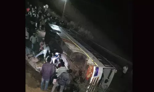 ಕೈಕಂಬ: ಪೊಳಲಿ ದ್ವಾರದ ಬಳಿ ಖಾಸಗಿ ಬಸ್ ಪಲ್ಟಿ; ಹಲವು ಪ್ರಯಾಣಿಕರಿಗೆ ಗಾಯ