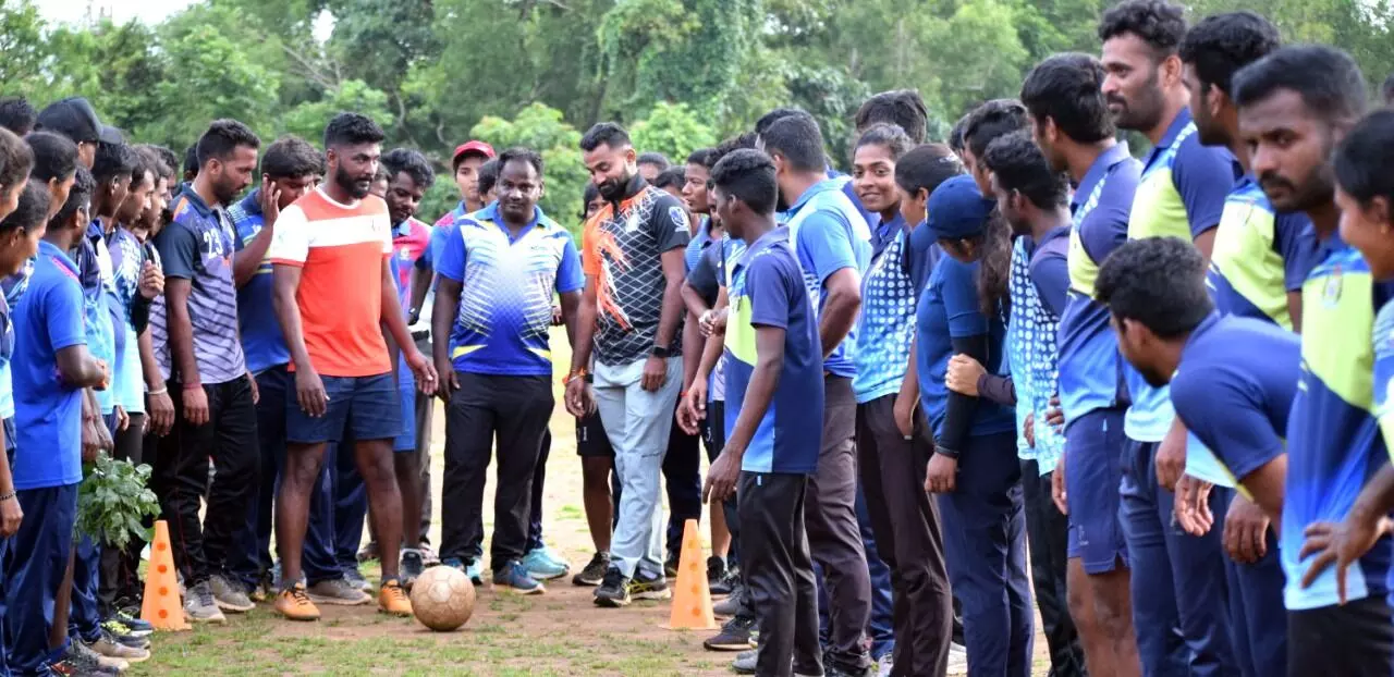 ಕಲಿತ ಅಂಗಣದಲ್ಲೇ ಕೋಚಿಂಗ್ ಮಾಡುತ್ತಿ ರುವ ಫುಟ್ಬಾಲ್ ಆಟಗಾರ ಸಿರಾಜ್
