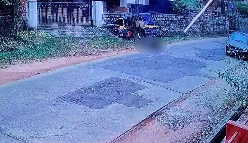 ಕಾರ್ಕಳ: ರಿಕ್ಷಾ ಪಲ್ಟಿ; ಚಾಲಕನಿಗೆ ಗಾಯ ಕಾರ್ಕಳ: ರಿಕ್ಷಾ ಪಲ್ಟಿ; ಚಾಲಕನಿಗೆ ಗಾಯ