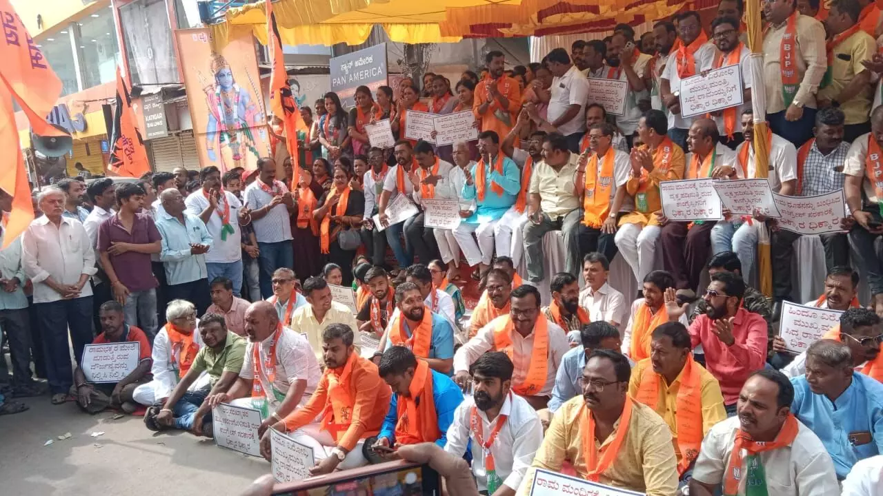 ಕರಸೇವಕರ ಬಂಧನ ಖಂಡಿಸಿ ಹುಬ್ಬಳ್ಳಿಯಲ್ಲಿ ಪ್ರತಿಭಟನೆ; ಠಾಣೆಗೆ ನುಗ್ಗಲು ಯತ್ನಿಸಿದ ವಿಪಕ್ಷ ನಾಯಕ ಅಶೋಕ್ ಸೇರಿ 150 ಮಂದಿ ವಶಕ್ಕೆ