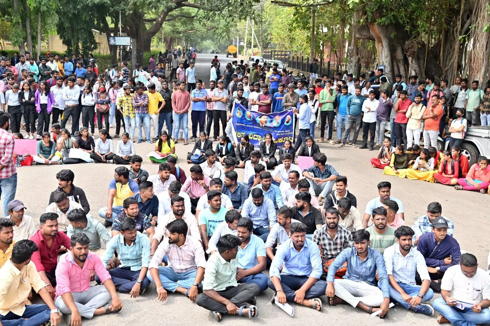 ಅಸ್ಪೃಶ್ಯತೆ ಆಚರಿಸಿದ ಮೈಸೂರು ವಿವಿ ಪ್ರಾಧ್ಯಾಪಕಿಯನ್ನು ವಜಾಗೊಳಿಸುವಂತೆ ಒತ್ತಾಯಿಸಿ ವಿದ್ಯಾರ್ಥಿಗಳ ಪ್ರತಿಭಟನೆ ಅಸ್ಪೃಶ್ಯತೆ ಆಚರಿಸಿದ ಮೈಸೂರು ವಿವಿ ಪ್ರಾಧ್ಯಾಪಕಿಯನ್ನು ವಜಾಗೊಳಿಸುವಂತೆ ಒತ್ತಾಯಿಸಿ ವಿದ್ಯಾರ್ಥಿಗಳ ಪ್ರತಿಭಟನೆ