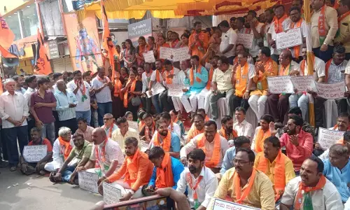 ಕರಸೇವಕರ ಬಂಧನ ಖಂಡಿಸಿ ಹುಬ್ಬಳ್ಳಿಯಲ್ಲಿ ಪ್ರತಿಭಟನೆ; ಠಾಣೆಗೆ ನುಗ್ಗಲು ಯತ್ನಿಸಿದ ವಿಪಕ್ಷ ನಾಯಕ ಅಶೋಕ್ ಸೇರಿ 150 ಮಂದಿ ವಶಕ್ಕೆ